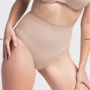 SKIMS Seamless Sculpting Mid-Waist Brief Size Small